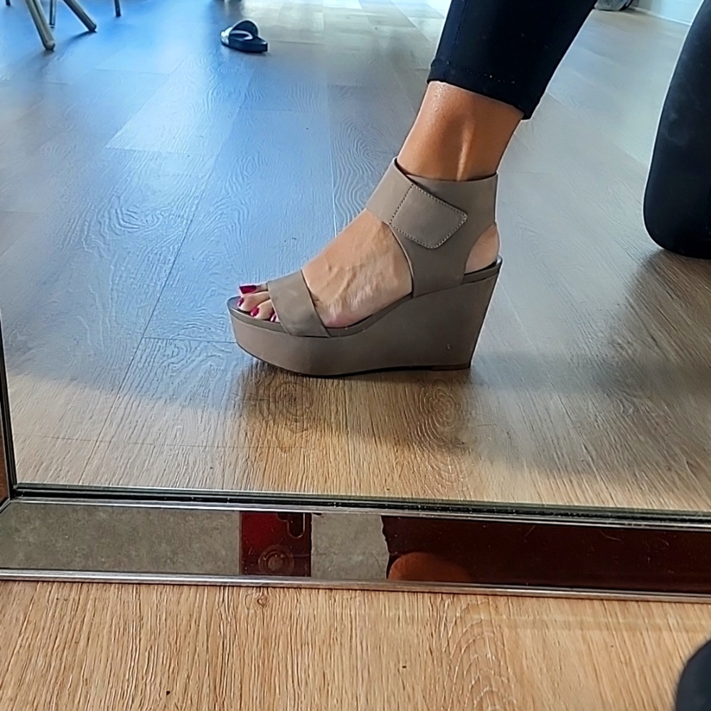 VINCE CAMUTO SIZE 7 VC-VELISTA WEDGE